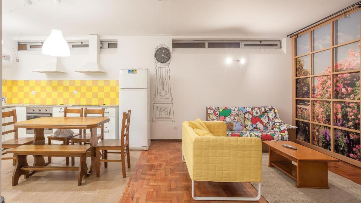 Residencia Laranjeira Hostel Porto Luaran gambar