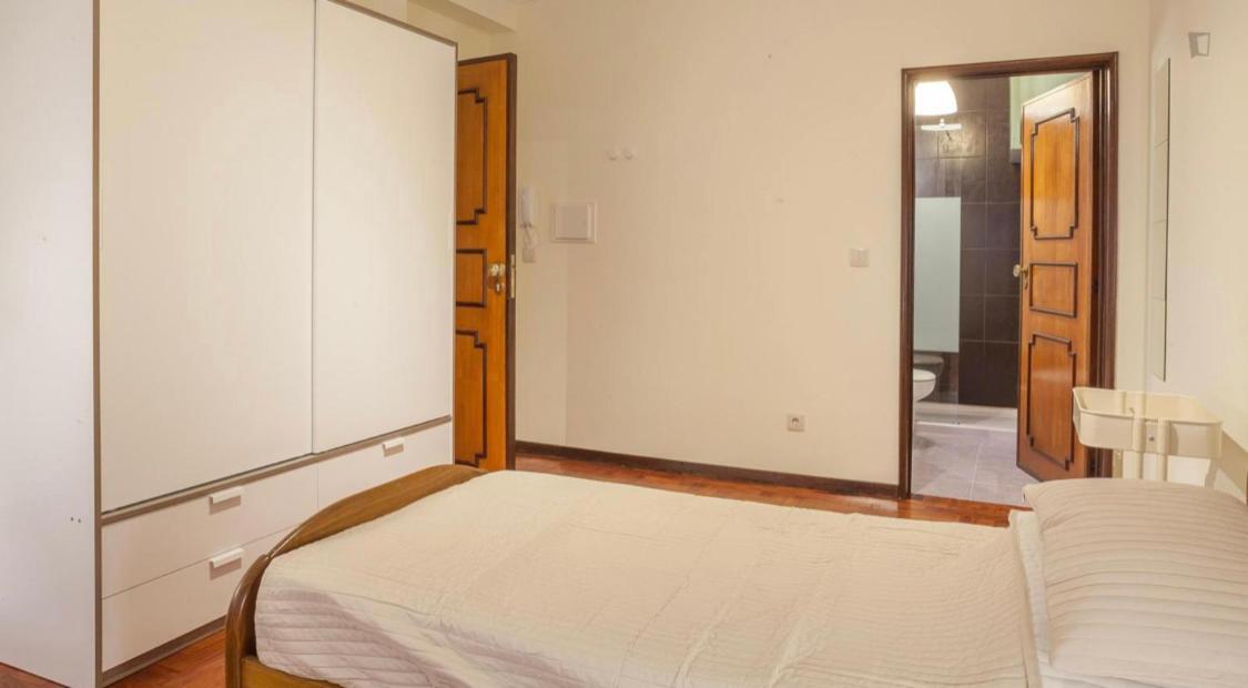 Residencia Laranjeira Hostel Porto Luaran gambar