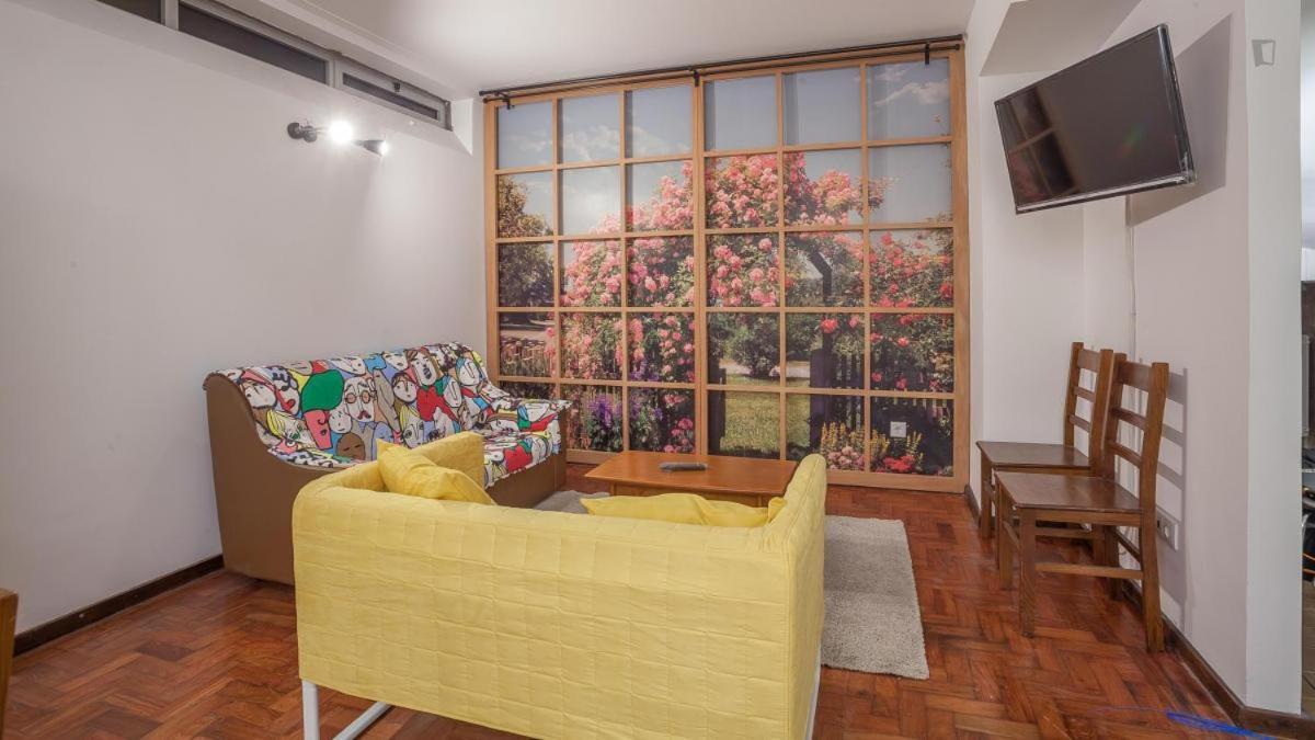 Residencia Laranjeira Hostel Porto Luaran gambar
