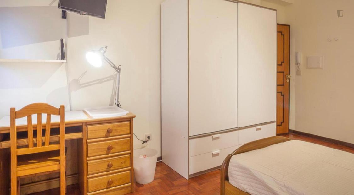 Residencia Laranjeira Hostel Porto Luaran gambar