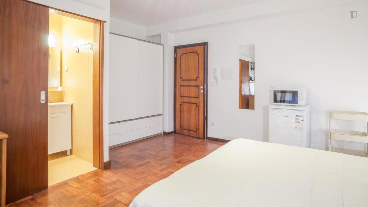 Residencia Laranjeira Hostel Porto Luaran gambar