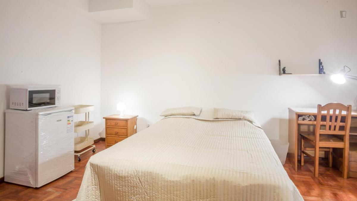 Residencia Laranjeira Hostel Porto Luaran gambar