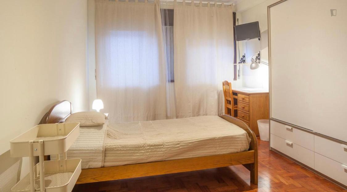 Residencia Laranjeira Hostel Porto Luaran gambar