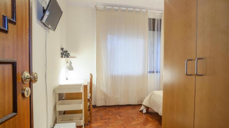 Residencia Laranjeira Hostel Porto Luaran gambar