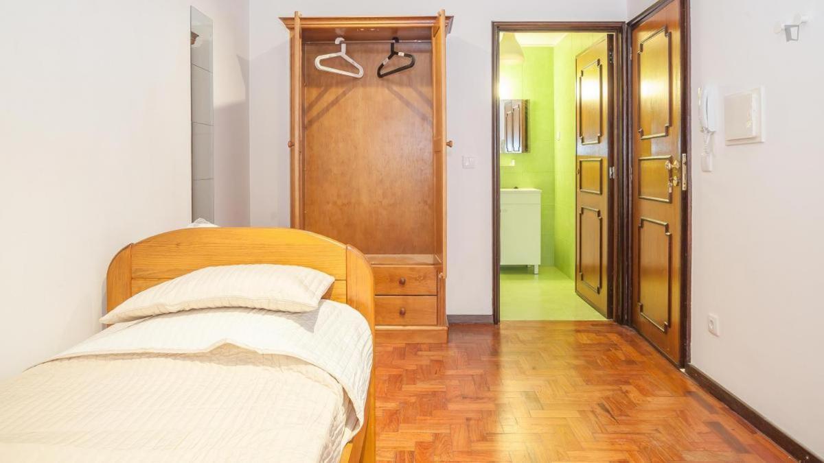 Residencia Laranjeira Hostel Porto Luaran gambar