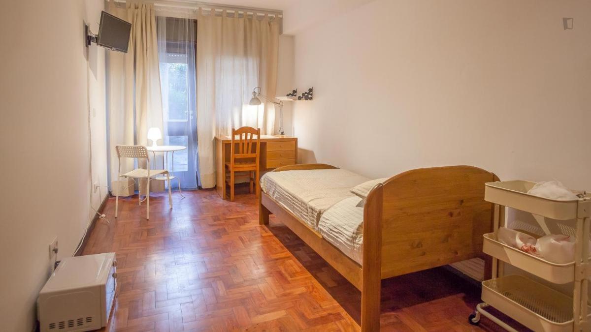 Residencia Laranjeira Hostel Porto Luaran gambar